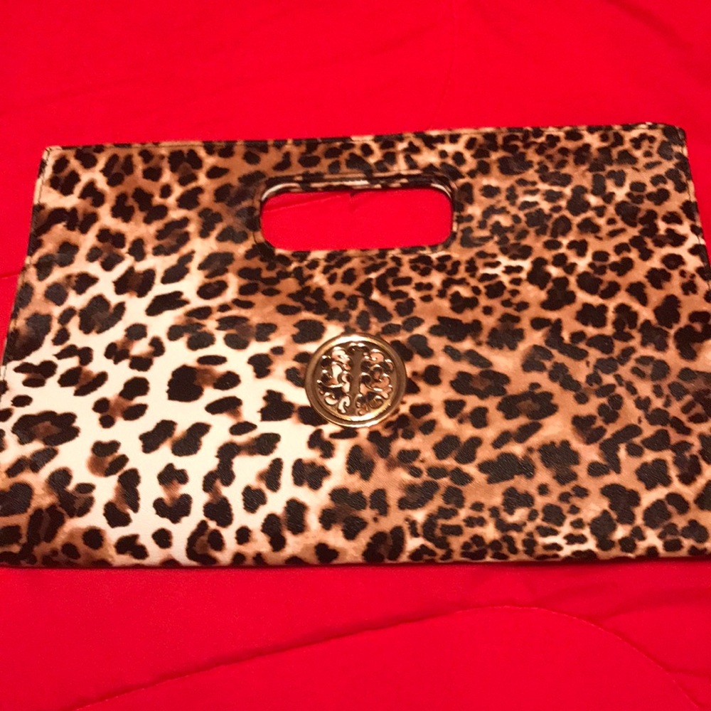 Leopard clutch
